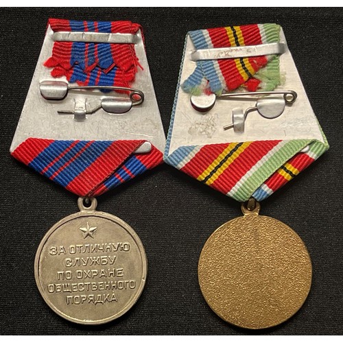 167 - Soviet medals: Medal for Strengthening of the Combat Commonwealth complete with suspension and ribbo... 