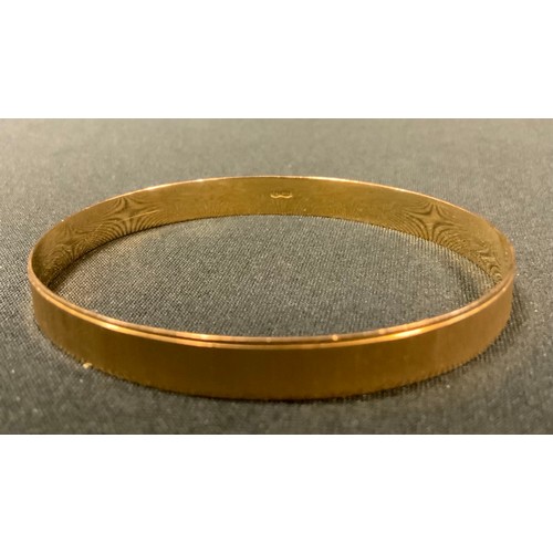 341 - An 18ct gold hinged bangle, 14g