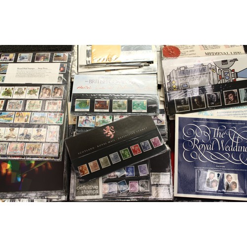 3502 - Stamps - GB year pack collection 1976 - 1994, plus some FDC and packs, etc, plus presentation pack F... 