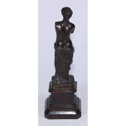 5330 - Grand Tour School (19th century), a brown patinated cabinet bronze, Venus de Milo, canted square pea... 