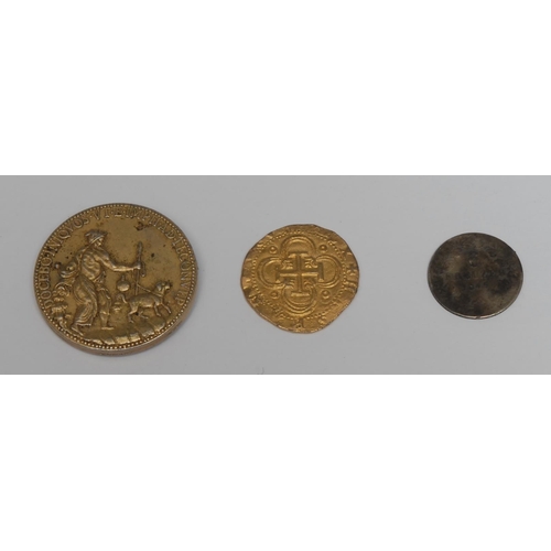 5530 - Coins, Habsburg Spain, 1516/1556 gold escudo, VF; 19th century gilt Michelangelo medallion EF, also ... 