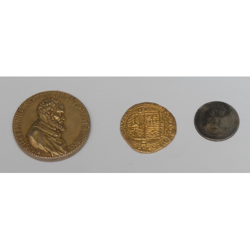 5530 - Coins, Habsburg Spain, 1516/1556 gold escudo, VF; 19th century gilt Michelangelo medallion EF, also ... 