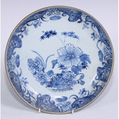 5235 - An 18th century Chinese circular dish, painted in underglaze blue with trellis, vases and flowers, g... 