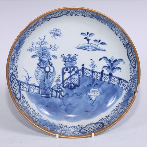 5235 - An 18th century Chinese circular dish, painted in underglaze blue with trellis, vases and flowers, g... 