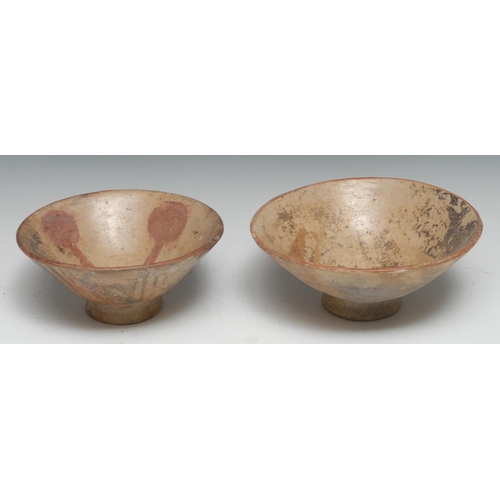 5285A - Antiquities - a Pre-Columbian South American terracotta bowl, decorated in tones of red and black wi... 