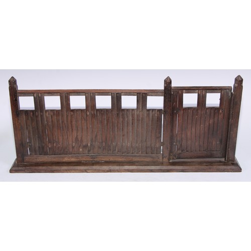 5260 - An early 20th century oak promotional shop display model or salesman's sample, of a garden gate and ... 