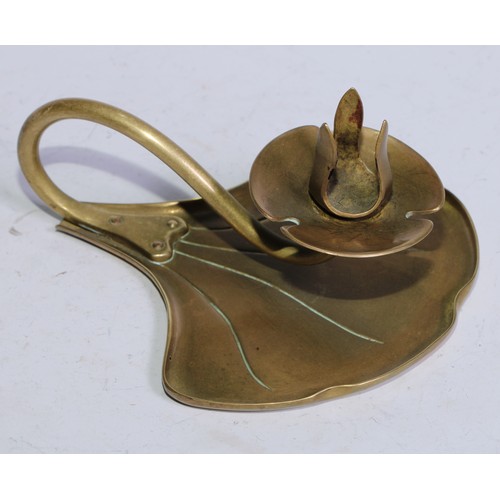 5247 - An Art Nouveau brass chamberstick, as a water lily, 16cm wide, c.1905