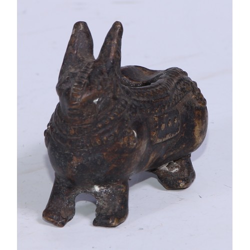 5086 - A Chinese zoomorphic brush washer or censer, cast as a stylised animal, 8.5cm long, 19th century or ... 