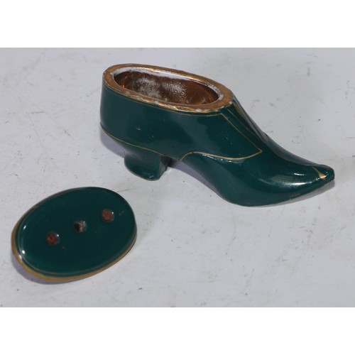 5095 - A Continental porcelain novelty snuff box, as a shoe, gilt interior, 9cm long, c.1860