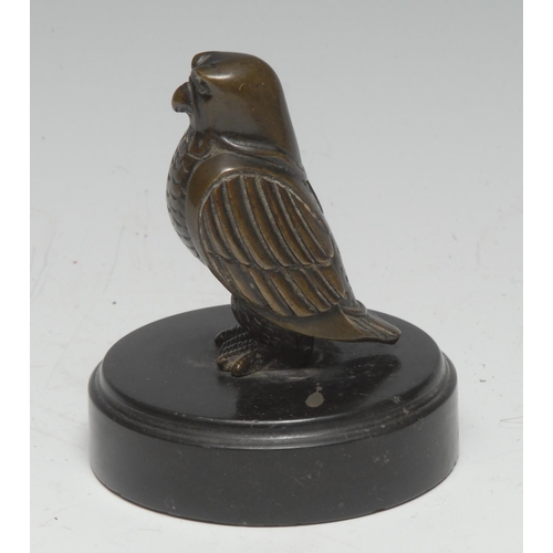 5100 - A French brown patinated desk bronze, cast as a falcon, circular black marble base, 8.5cm high, earl... 