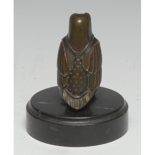 5100 - A French brown patinated desk bronze, cast as a falcon, circular black marble base, 8.5cm high, earl... 