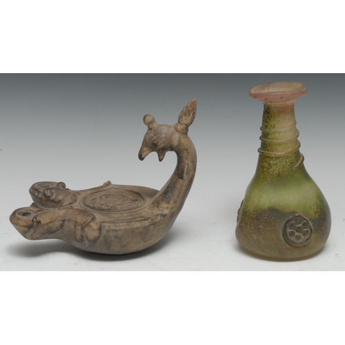 5114 - A Grand Tour type terracotta oil lamp, after the ancient Roman, avian mask cresting, 20cm long; a gl... 