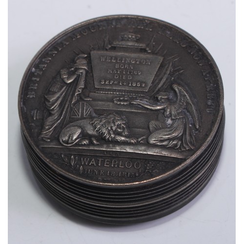 5089 - A commemorative snuff box, Arthur, Duke of Wellington, 5cm diam, 20th century; a facsimile Waterloo ... 