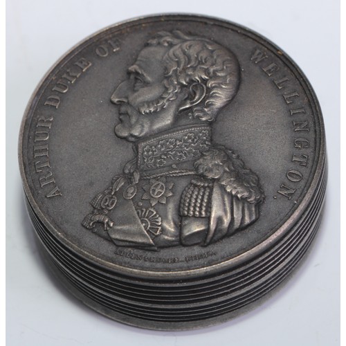 5089 - A commemorative snuff box, Arthur, Duke of Wellington, 5cm diam, 20th century; a facsimile Waterloo ... 