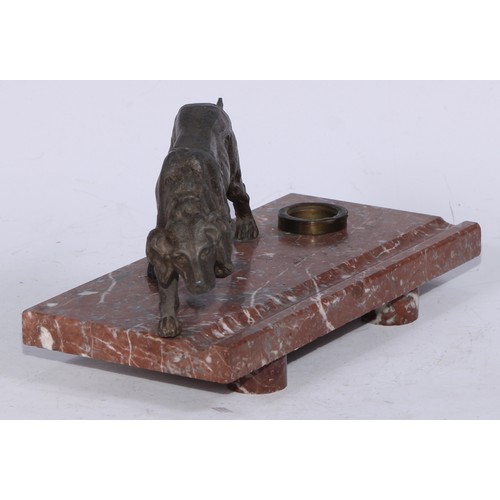 5244 - An Art Deco period speler mounted marble ink stand, surmounted by a spelter model of a retriever dog... 