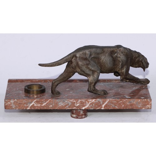 5244 - An Art Deco period speler mounted marble ink stand, surmounted by a spelter model of a retriever dog... 