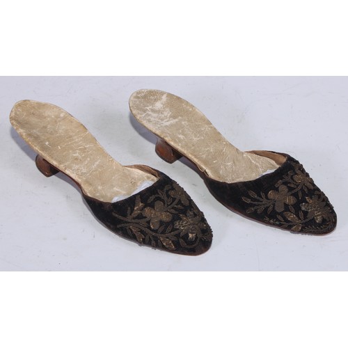 5300 - Costume and Textiles - a pair of 19th century court shoes, embroidered in gilt couched thread with f... 