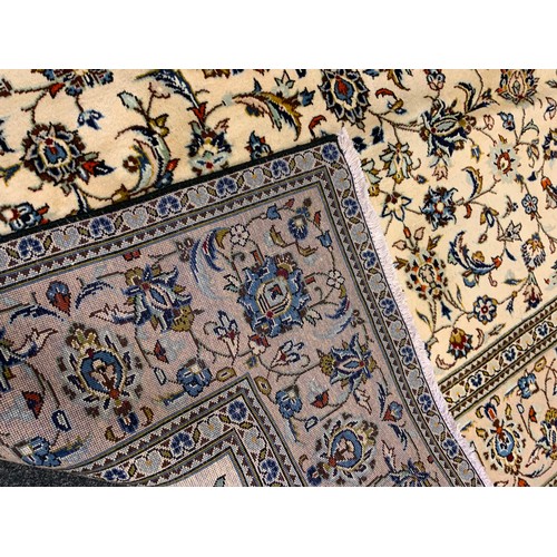 271 - A fine Persian Kashan rug / carpet, woven with a dense field of stylised floral motifs, in shades of... 