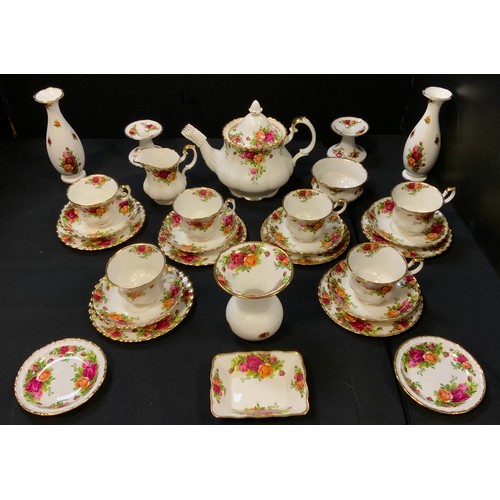 85 - A Royal Albert Old County Rose pattern tea set, for six, inc tea pot, milk jug, sugar bowl, pair of ... 