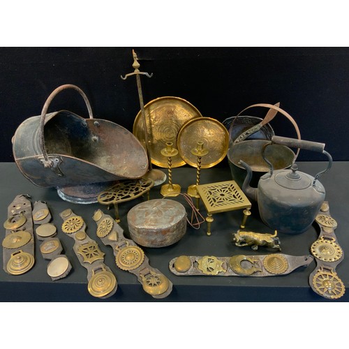 114 - A copper kettle;  horse brasses;  brass trivets; jam pan;    etc