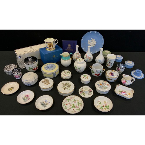 135 - Wedgwood Wild Strawberrt trinket dishes and boxes;  Wedgwood Jasperware;  Royal Crown Derby Posies j... 