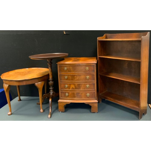 157 - An oak three shelf bookcase, 88cm high, 56cm wide, c.1930;  a mahogany four drawer side chest, 60cm ... 