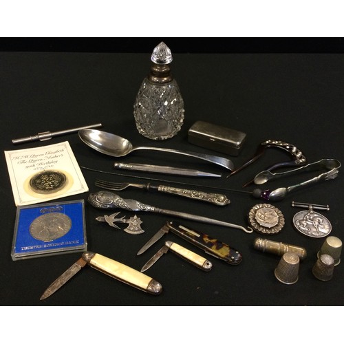 232 - A Victorian silver mourning brooch;  a silver mounted scent bottle;  1914 - 1918 World War I medal; ... 