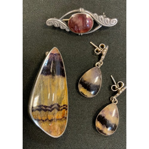 239 - A Blue John brooch, silver mounts;  a pair of silver drop earrings;  etc  and earrings