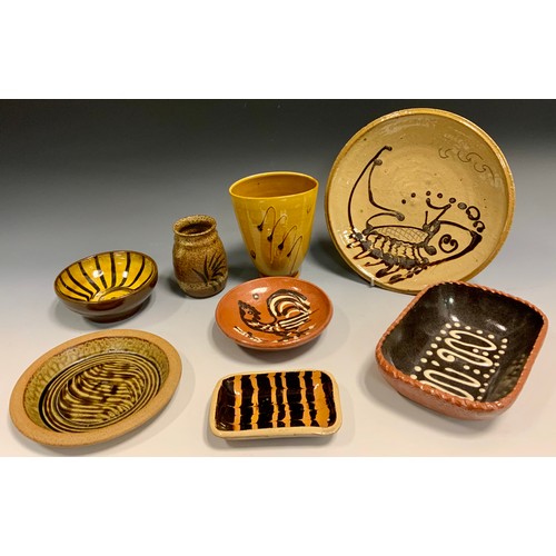 77 - An Oxshott studio pottery slipware platter by Henry and Denise Wren, mid 20th century, 23.5cm diamet... 