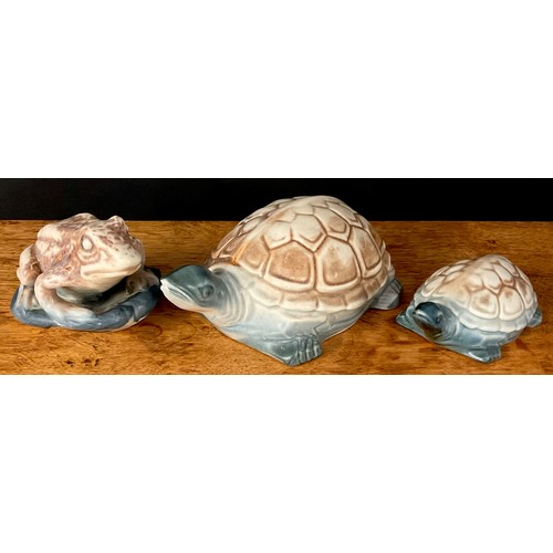 86 - A Langley Mill Oakes period stoneware tortoise, 23cm long; another tortoise, 14cm long and a frog, 9... 