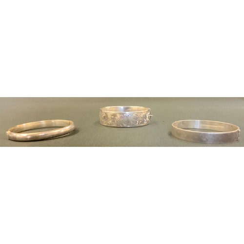 385 - A silver hinge bangle, others, 64g gross