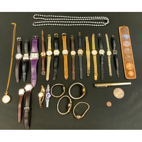 392 - A 9ct gold cased Accurist lady's wristwatch, gold plated bracelet, 14.5g gross; other dress watches.... 