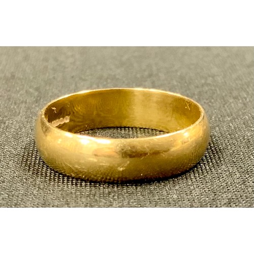 428 - An 18ct gold wedding band, size P, 5.5g