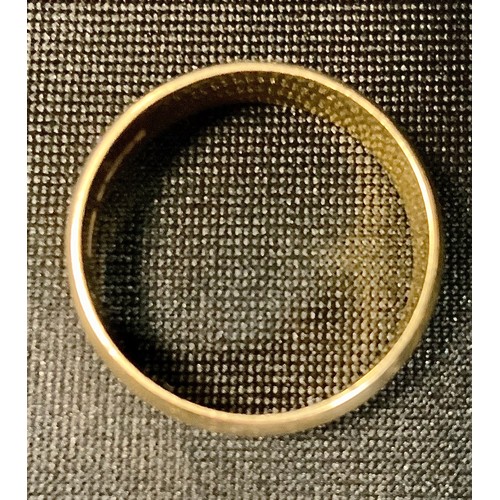 428 - An 18ct gold wedding band, size P, 5.5g