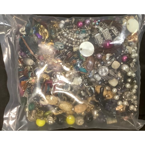 425 - Costume Jewellery - fashion jewellery, beads, necklaces, bracelets, brooches; large qty