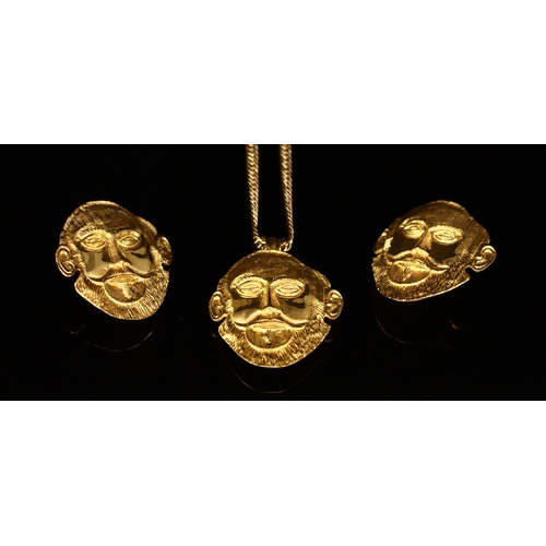 332 - An 18ct gold pendant brooch cast as the mask of Agamemnon, marked 750, 4cm wide, a pair of accompany... 