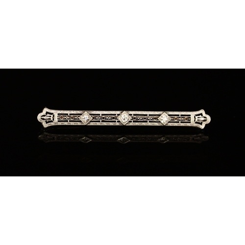 307 - A Belle Epoque three stone diamond bar brooch, apparently unmarked, probably gold and platinum, 4.2g... 