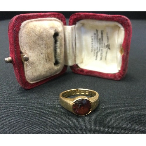 331 - An 18ct gold garnet ring