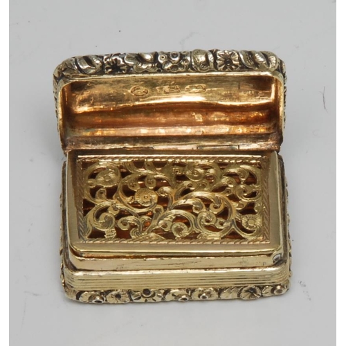 96 - A George III silver-gilt vinaigrette, engine turned and outlined with foliate borders, hinged cover ... 