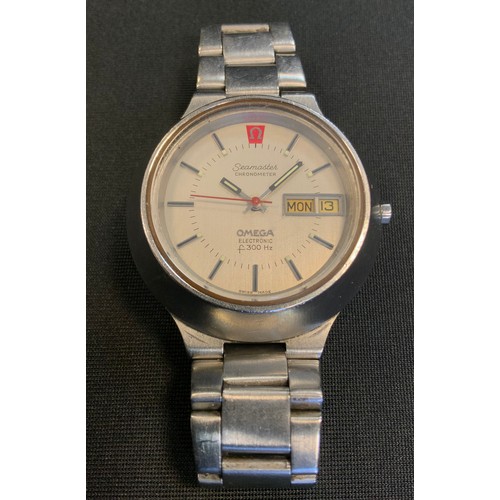 298 - Omega - a vintage 1970s Seamaster Chronometer F300 stainless steel wristwatch, circular textured gre... 