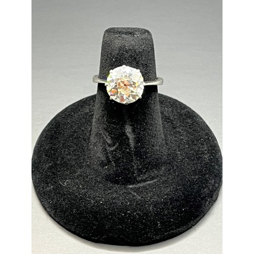 314 - A good diamond solitaire ring, the brilliant cut stone of approximately 3-3.2ct, claw set, white met... 