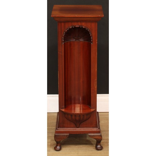 1805 - An unusual early 20th century mahogany statuary pedestal, oversailing plateau above two sculpture ni... 