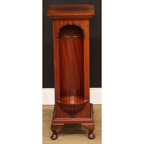 1805 - An unusual early 20th century mahogany statuary pedestal, oversailing plateau above two sculpture ni... 