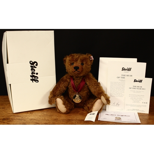 3253 - Steiff (Germany) EAN 663383 The Bear of the Year 2011, exclusively made for Danbury Mint, trademark ... 