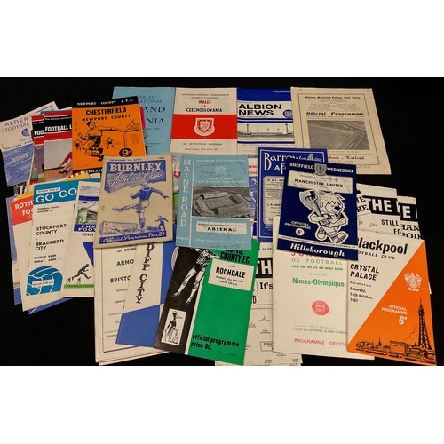 3416 - Sport, Football - a collection of 1950's and 1960's football programmes, including a 1951 Football L... 