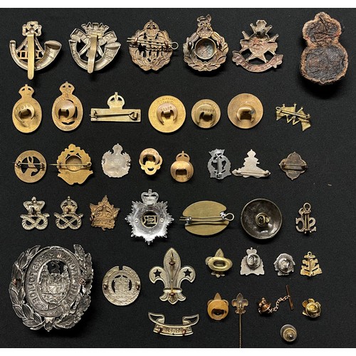 2103 - WW1 British Cap badges and enamel sweetheart badges to include: Kings Crown Chief Petty Officer engi... 