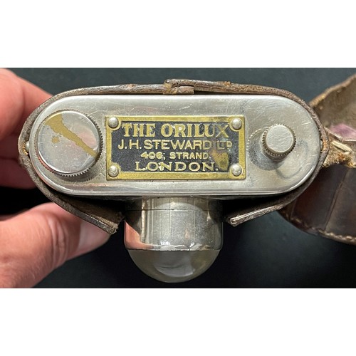 2109 - WW1 British Officers Orilux Trench Lamp. Complete in original leather carrier. Brass makers plate to... 