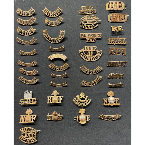 2113 - WW1 British Brass Shoulder titles and button collection. 39 WW1 and later shoulder titles. To includ... 