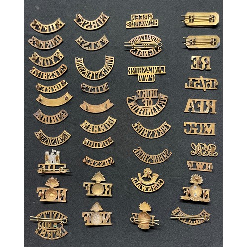 2113 - WW1 British Brass Shoulder titles and button collection. 39 WW1 and later shoulder titles. To includ... 