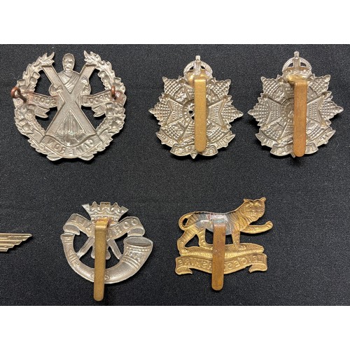 2157 - WW2 British Scottish Regt etc cap badge collection including some restrikes.